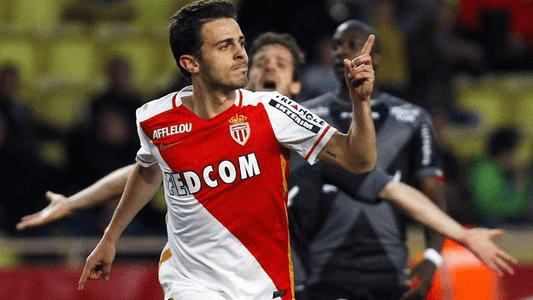  姆巴佩梅开二度助球队逆转，法甲卫冕添希望  