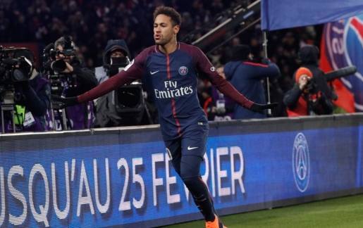  巴黎圣日耳曼主场大胜，里昂遭遇三连败  