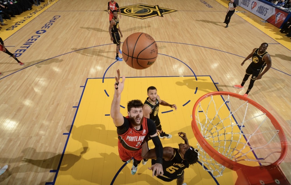  库里里程碑三分勇士轻取开拓者